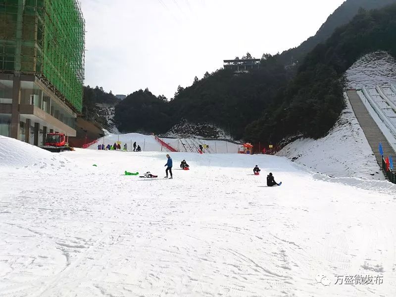 【新鲜】万盛奥陶纪恐龙冰雪世界开园,不仅能玩高空刺激,还能滑雪!