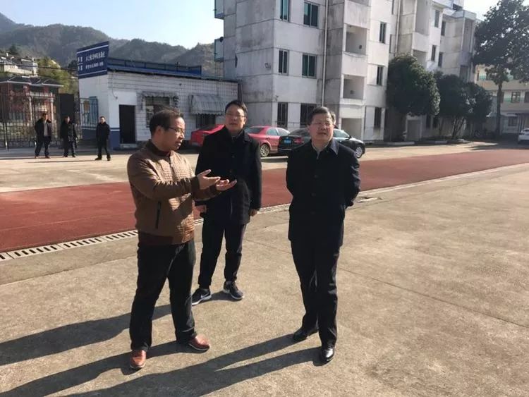 蒋令树一行先后巡查了八达中小学的教室,餐厅,多功能会议室等基础设施