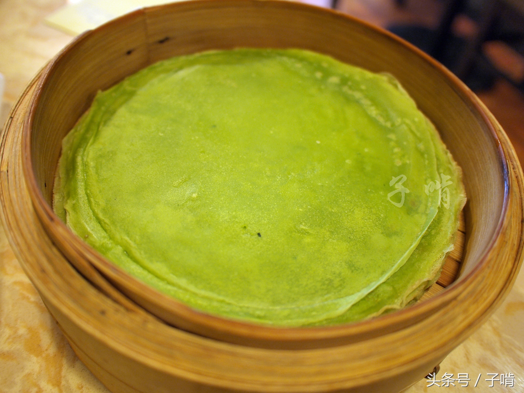 要一笼菠菜煎饼,就是绿色的