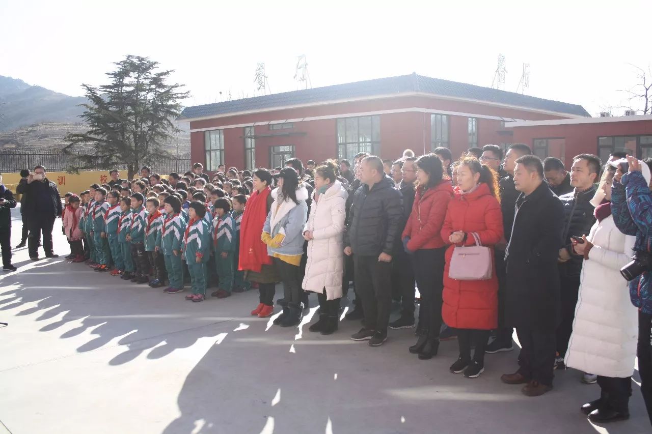 沂源县张家坡镇冯家圈明行足希望小学今日揭牌