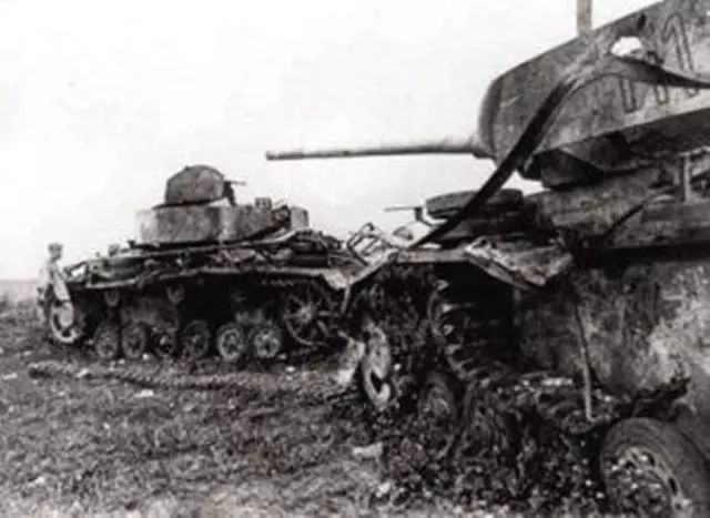 战争史上最大的坦克战,三十个师被击溃,兵力伤亡一百
