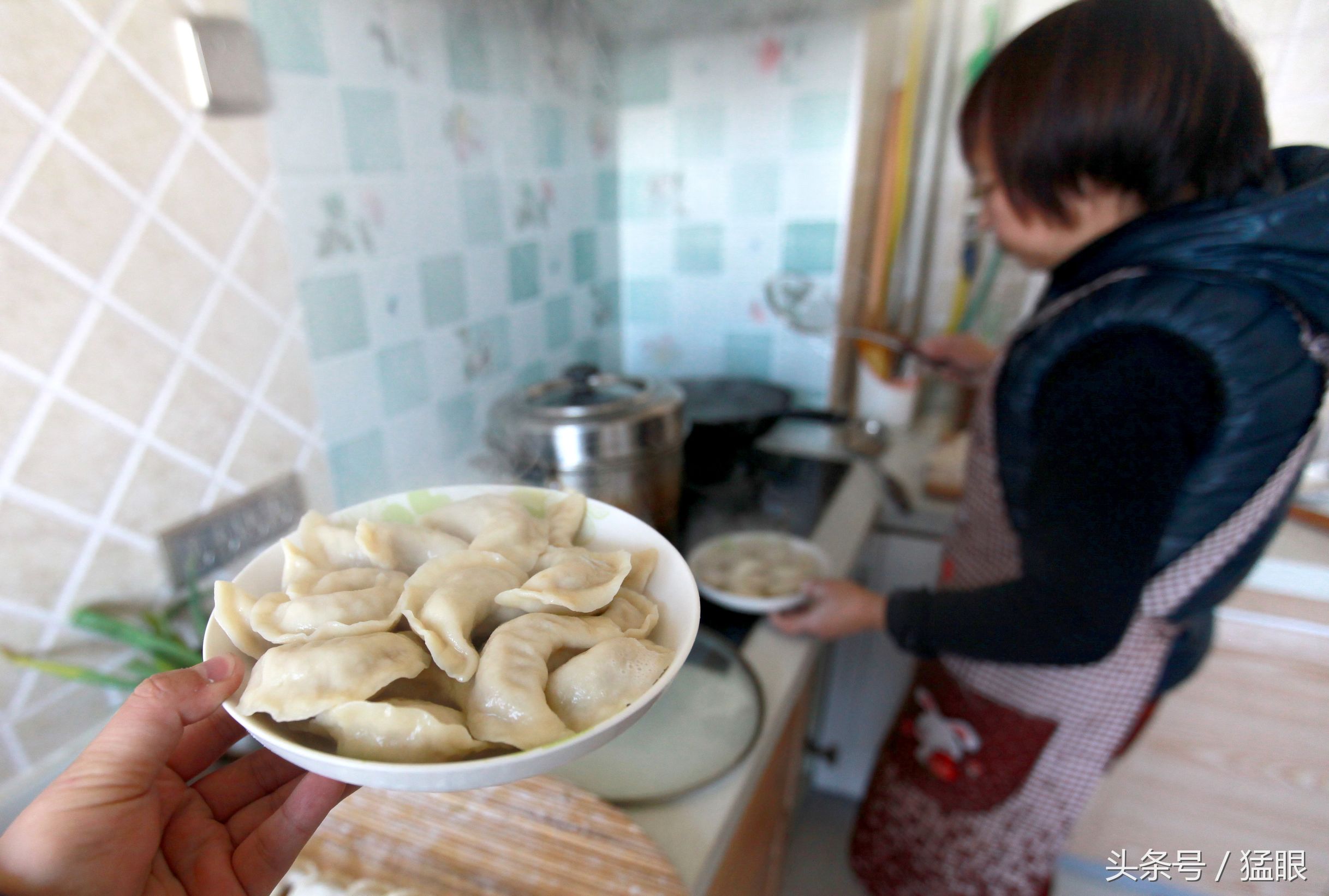 大寒小寒吃饺子过年,大个饺子吃了几十年,妈妈包饺子等全家团圆