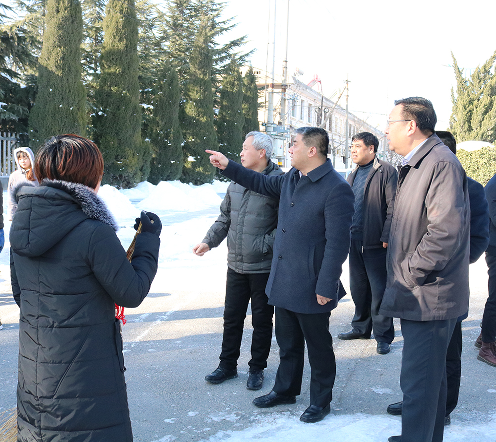 芮城:张建军查看城区道路积雪清扫情况