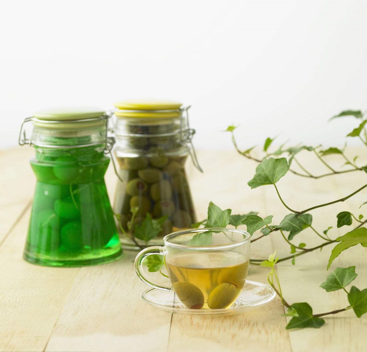 橄榄茶具有较强的清热解毒,凉血利咽功效,对于咽部红肿热痛具有明显