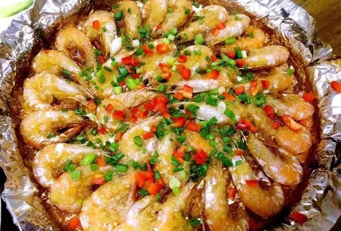 生煎基围虾,鲜虾包裹在锡纸里,基围虾也被烤的外焦里嫩,吃起来,两个字