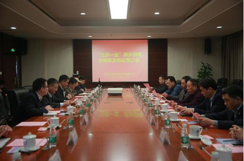 公司副於晓明公司与608所副所长李荣华签订了供水分离移交
