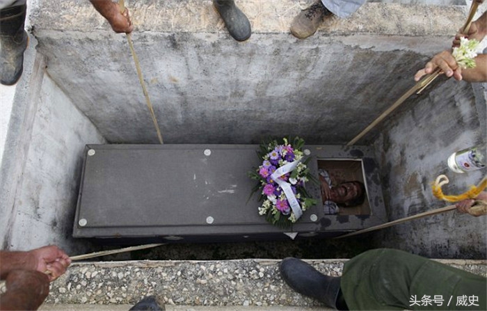 古巴每年都要埋葬一个活人