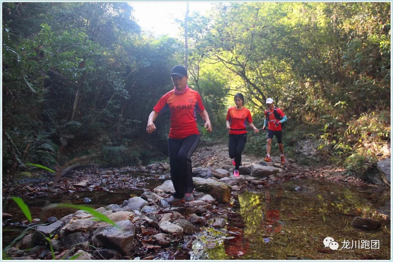 我们奔跑在坑坑洼洼 我们就是不一样 因为 1月20号 龙川跑团2018水坑