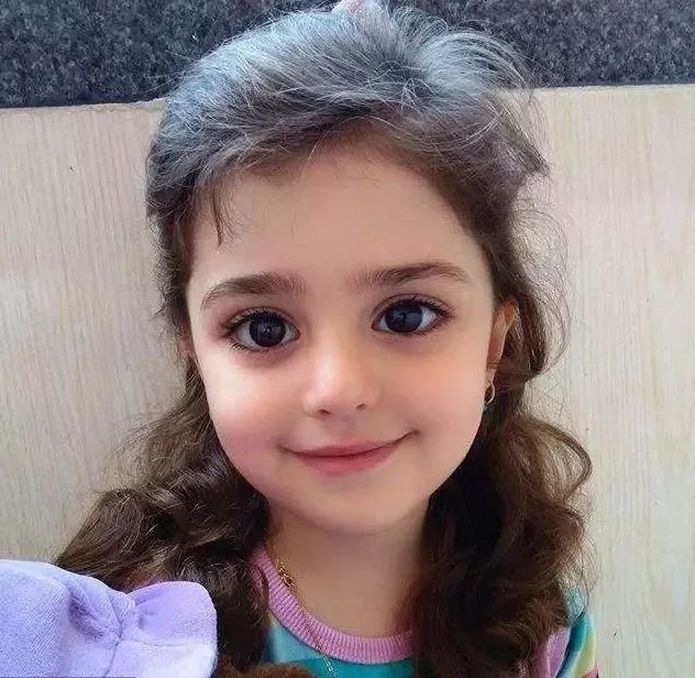 伊朗8岁女童被封 全球最美女童 美到爸爸辞职当保镖 
