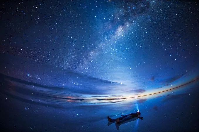 观赏拍摄乌尤尼盐湖的纯净星空,看着"天空之镜"映射下的星空,仿佛就置