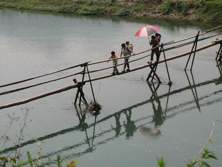 "荡"独木桥上学的农村孩子"生命桥"长138米宽8米,3月开建!