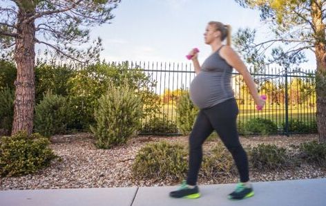 怀孕5个月的时候,她出现了马拉松赛道上