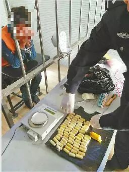 贩毒嫌疑人体内所藏海洛因寒冬,一名男子没有带任何行李下飞机,过安检