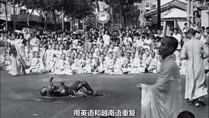 1963年6月10日,为了抗议吴廷琰政权的压迫,73岁的广德和尚