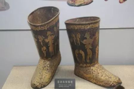 同样 在古代中国也有类似的事情发生 冠服制度在夏商时期建立 到了