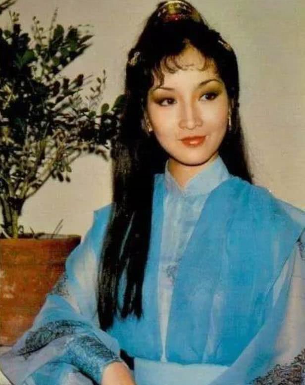 没错,她就是黄杏秀, 70,80年代的不干胶女郎,也是tvb古装第一美人