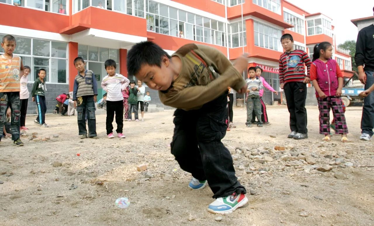 小学 学校在建新的教学楼, 下过雨的地面满是泥泞 学生们在泥泞的校园