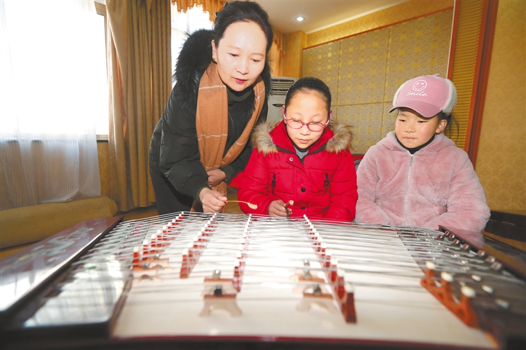 1月7日,自治区群艺馆的老师正在教授孩子们扬琴.