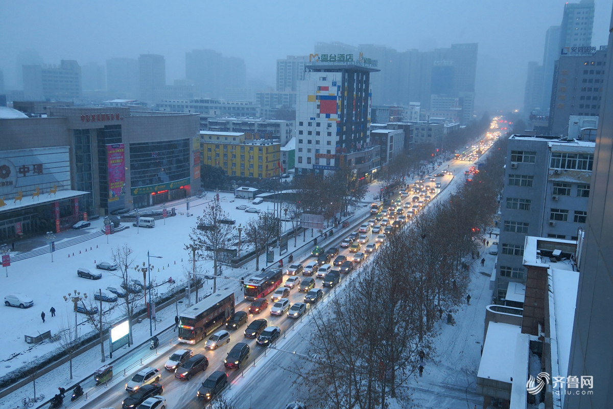 河南许昌迎来降雪天气.