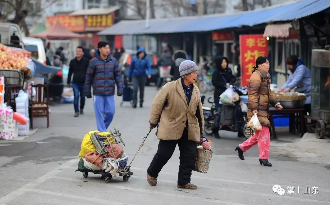 到了中午,老人拉着没卖完的农产品准备到七里堡菜市场摆摊.