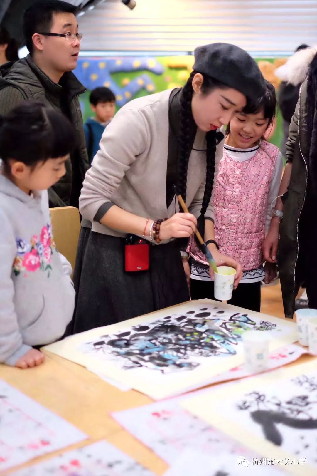 这个周末抓住最后的机会和大关小学的孩子们去看场大师画展吧