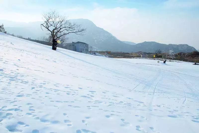 连云港白龙潭滑雪场是连云港规模最大的滑雪场,不同坡道可以满足不同