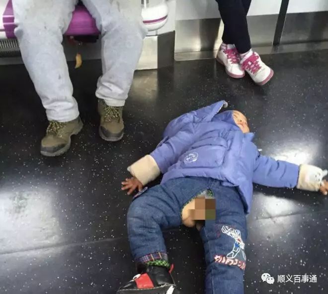 地铁小男孩穿开裆裤在车厢内满地打滚,家长坐在旁边熟视无睹