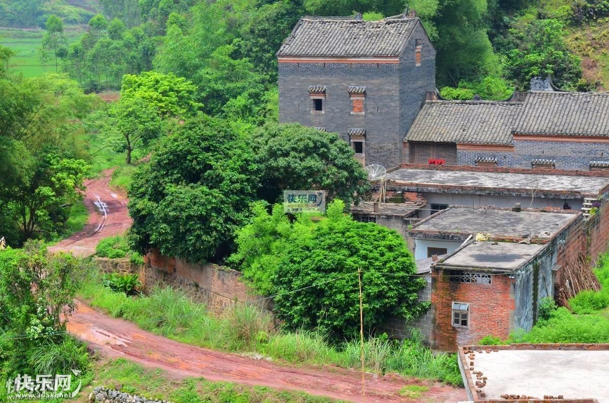 瓦塘乡柳江村平依屯平依司马第"位于平依屯的凤凰山前,建筑是鲍氏族人