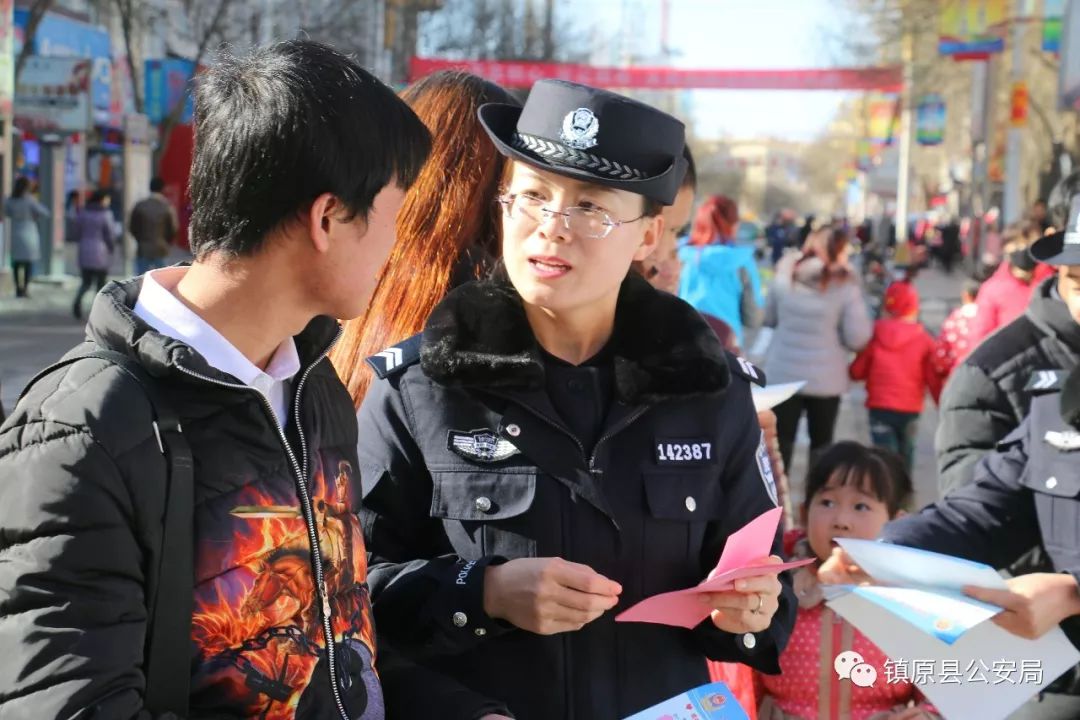 出入境业务民警现场解答群众咨询