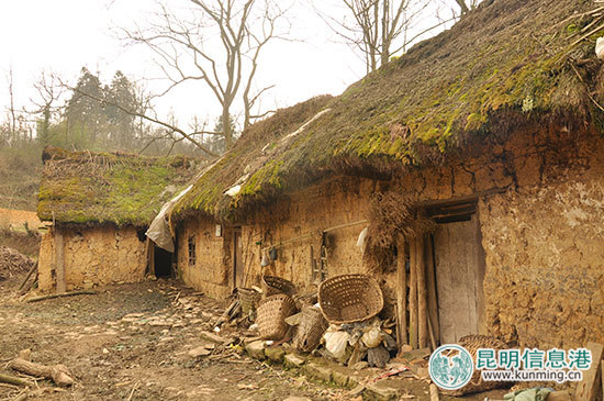 的贫苦,"没有路,没有水,没有电",几公里的山沟,零零散散住着几户人家