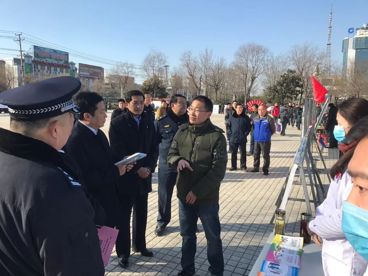 区政法委书记马刚,副区长兼公安局长张修斌参观我院活动展台