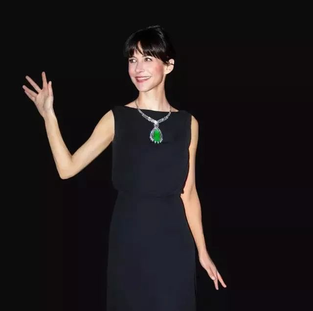 早在2016年,sophie marceau 苏菲·玛索就曾佩戴高级定制翡翠项链