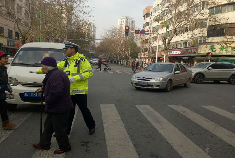 常德交警直属二大队:执勤民警爱心满满护送老人过马路