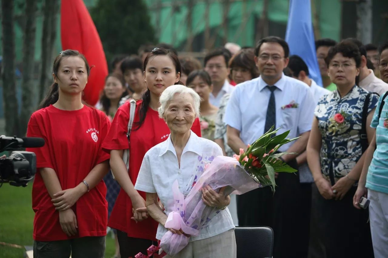 2007年9月,李佩先生出席中国科学院研究生院开学典礼进入耄耋之年