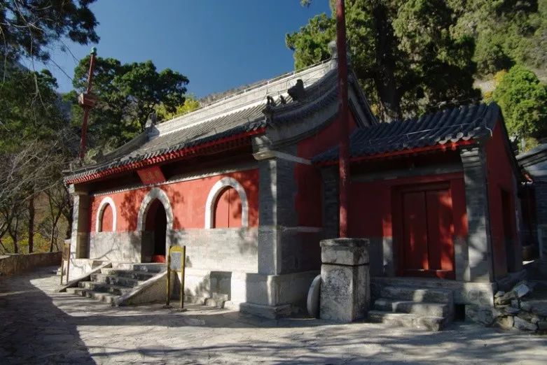 上方山沿山麓自东向西,分布着下院,中院和兜率寺三座寺院为主的古刹