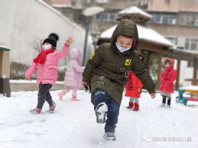 她悄悄告诉孩子冬天的样子, 让孩子感受冬天的温度.