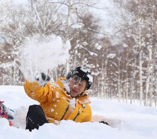 寒冬:田亮脱光在雪地,杜江带哼哈雪地钓鱼,邓超被女儿扔雪球