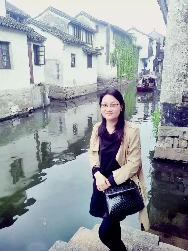 葛莲教育硕士先后毕业于南京师范大学美术学院,山东师范大学美术学院.