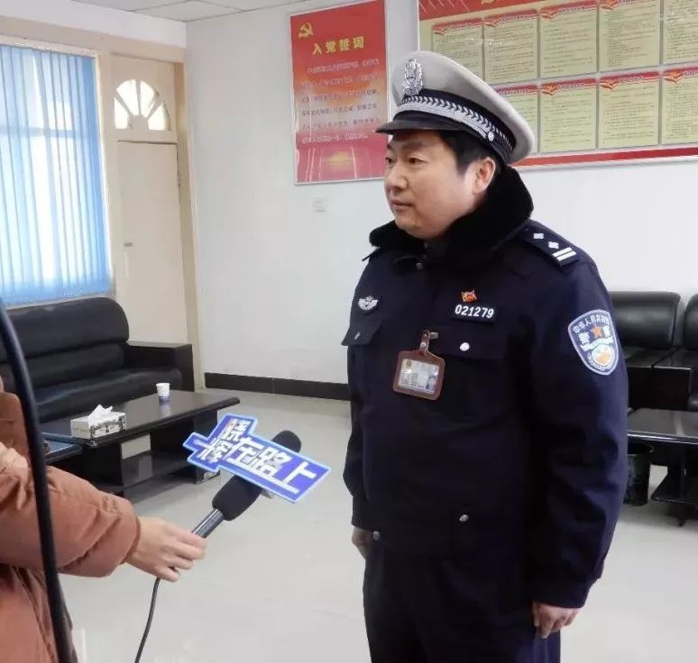 1月11日,河南电视台法治频道"晓辉在路上"记者到杞县交警大队对杞县