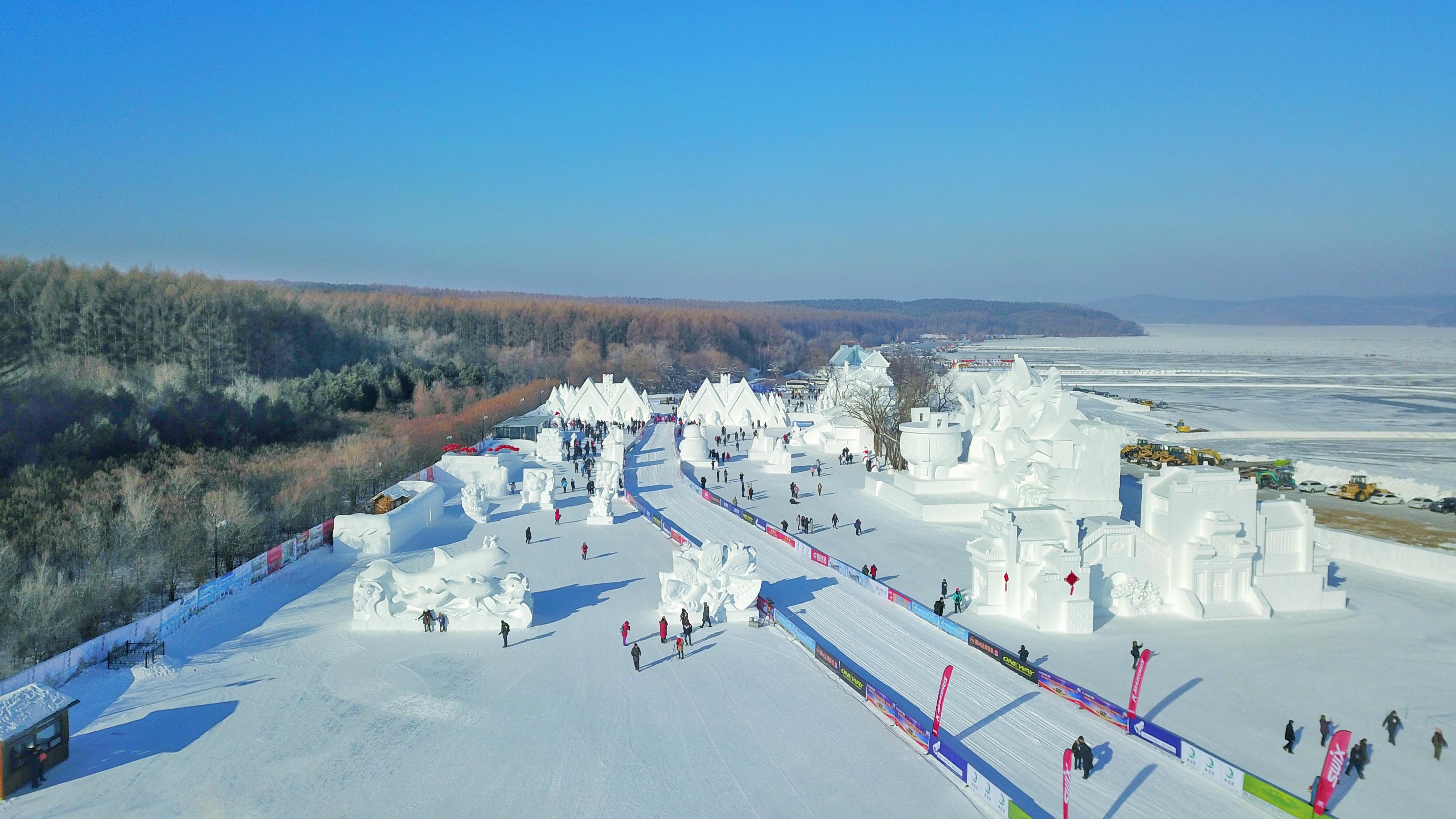 一,净月潭滑雪场 净月潭滑雪场位于长春市东南方向的净月潭国家风景