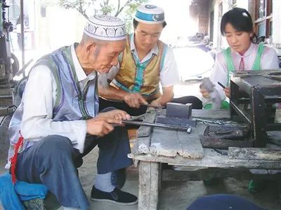 保安族男女对唱"花儿"保安族"夺腰刀"表演保安族群像