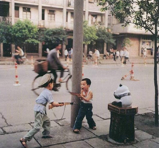 80年代中国儿童老照片:没有手机电脑的年代,童年生活