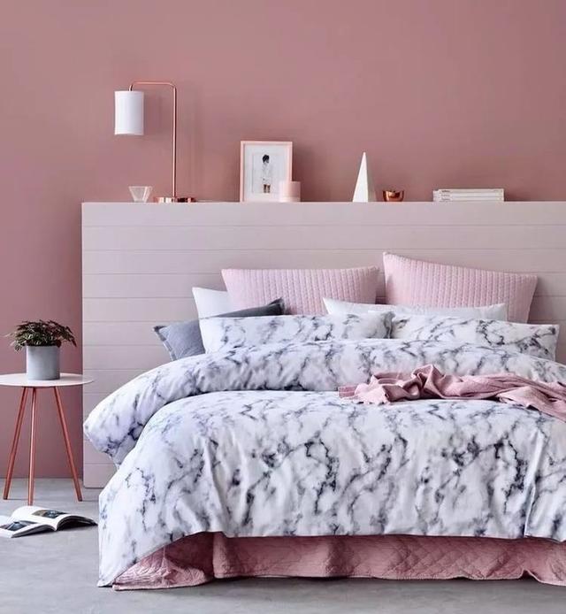 koper en roze slaapkamer