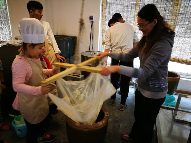 周末亲子活动豆腐体验馆内种豆磨豆卤水点豆腐压豆腐豆画还有豆腐宴哦