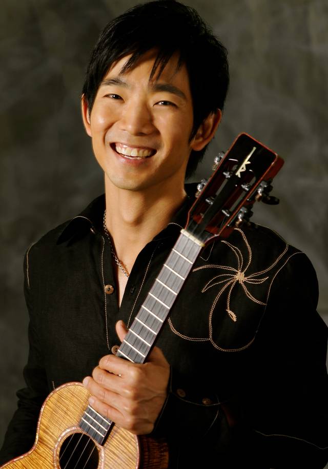 而要提到尤克里里界的大师,一定不能错过的就是 jake shimabukuro.