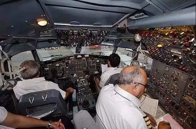 波音707的驾驶舱,前方是正副驾驶员,右侧是机械员,左侧是领航员,中间