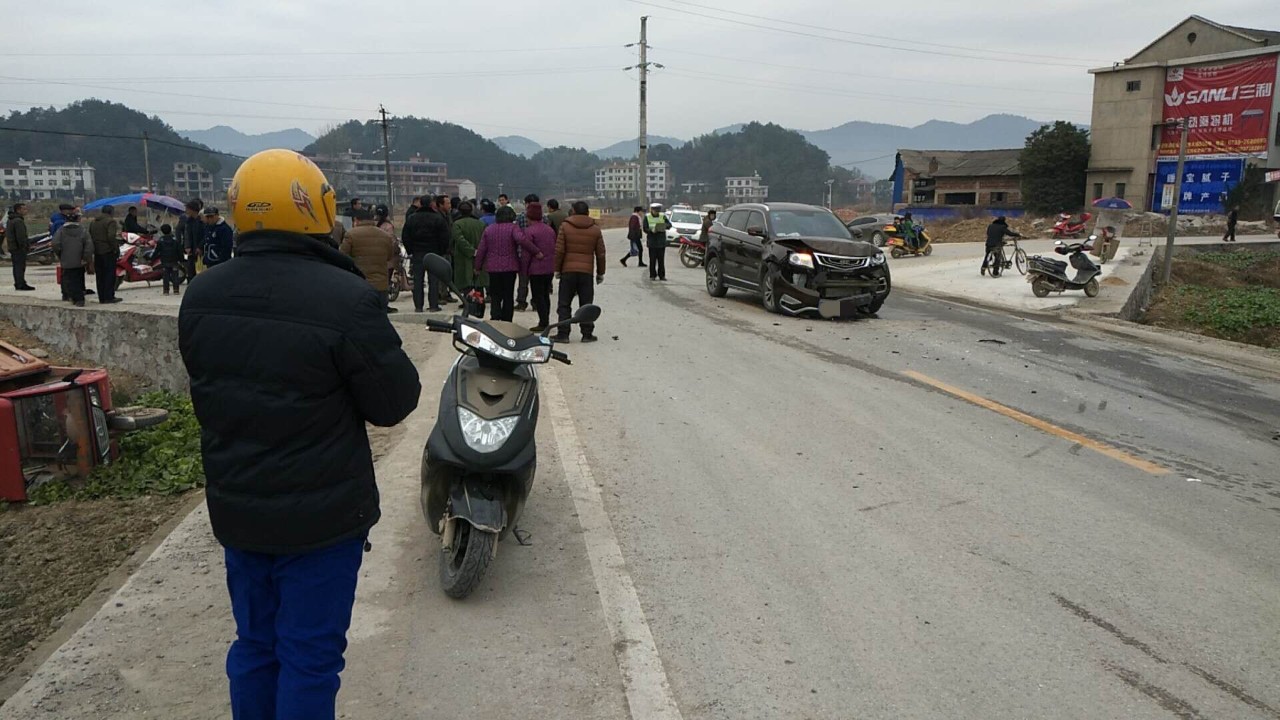 邵东八老公路邵东灵官殿老公桥路口又发生一起交通事故,一辆越野车和