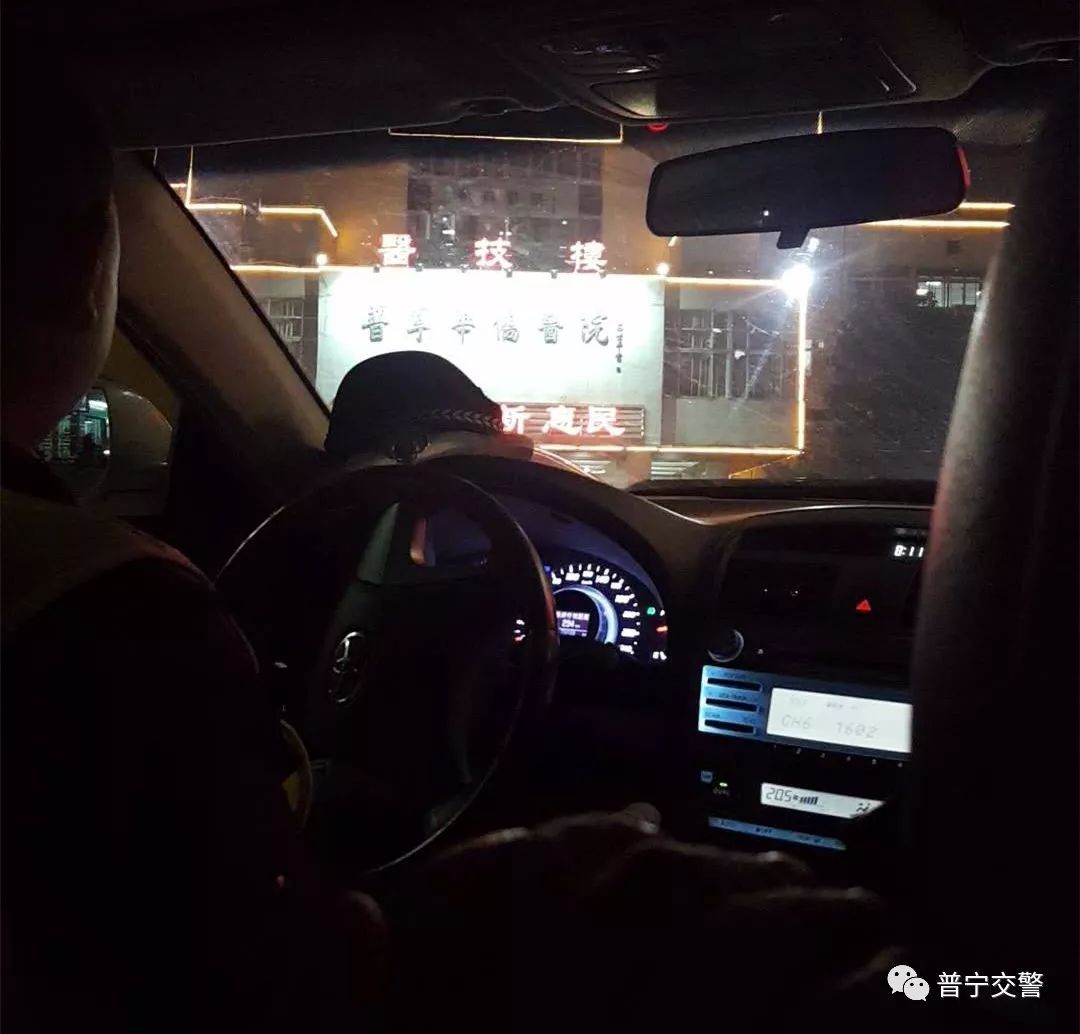 迅速组织民警前往该小车,与求助的方姓驾驶人一起合力将孕妇抬上警车