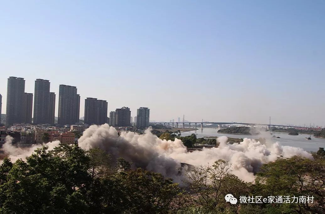 12秒今日下午3时市头糖厂三根烟囱成功爆破拆除场面震撼