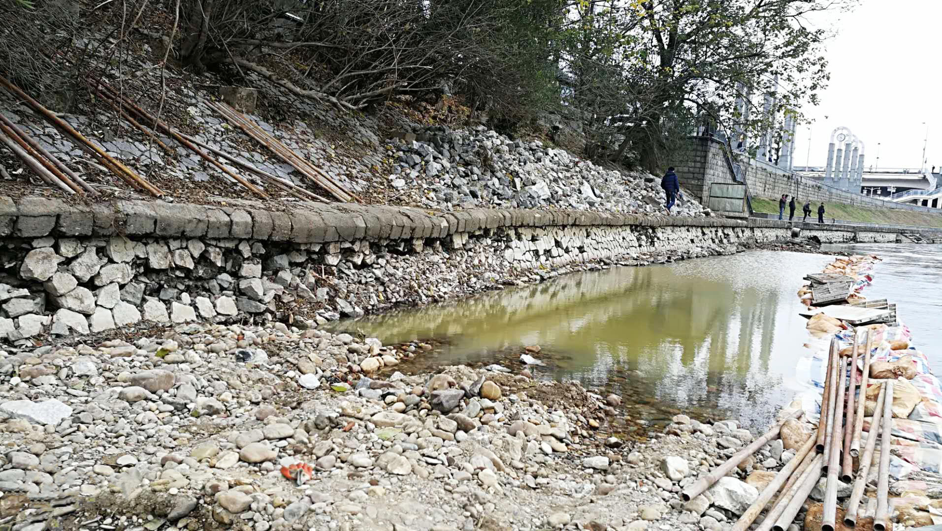 寒冷冬季工人竟在冰冷江水中加固漓江堤岸